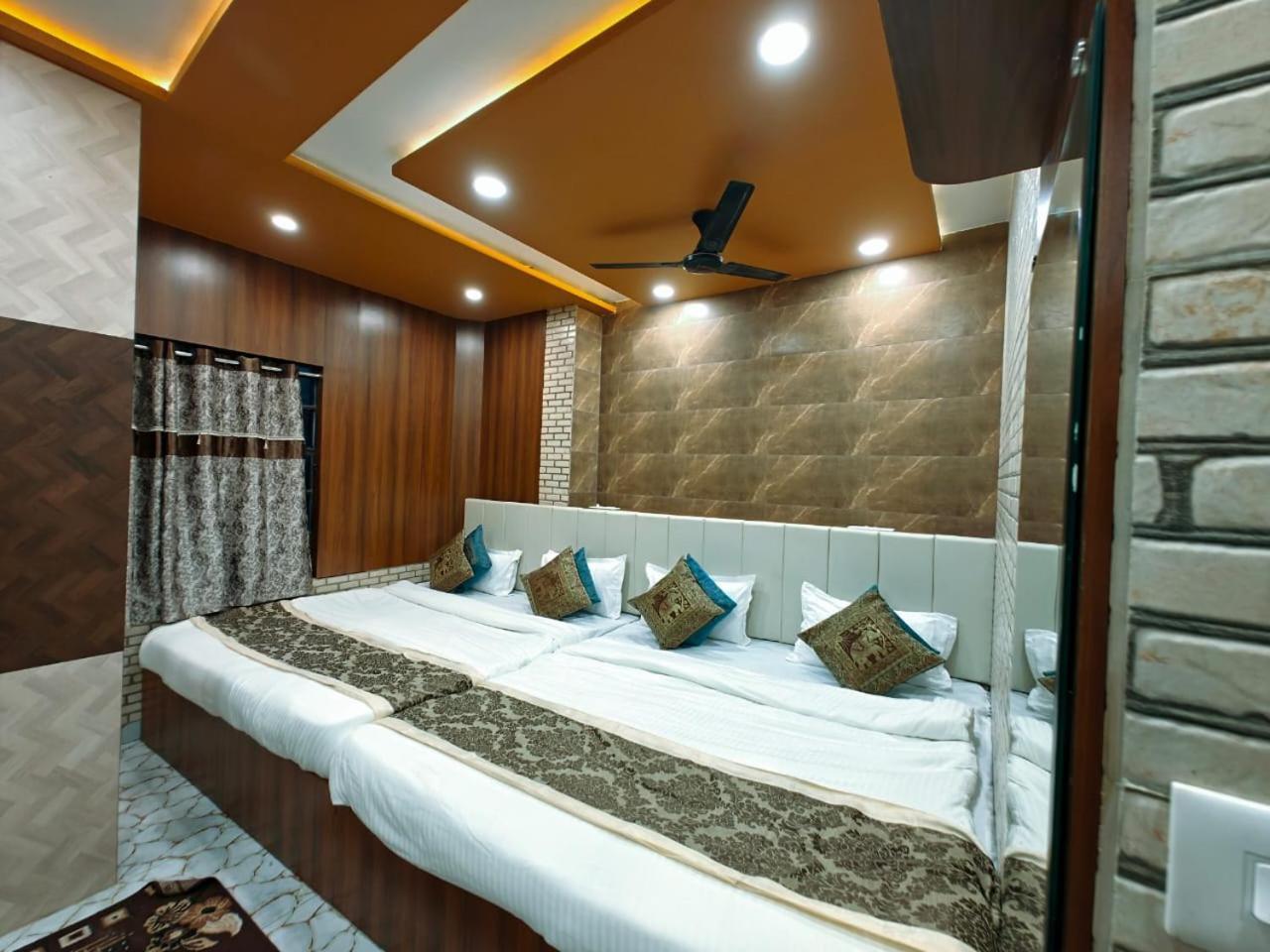 Shri Kailash Pati Guest House- Opposite Kashi Vishwanath Temple Varanasi Exterior foto